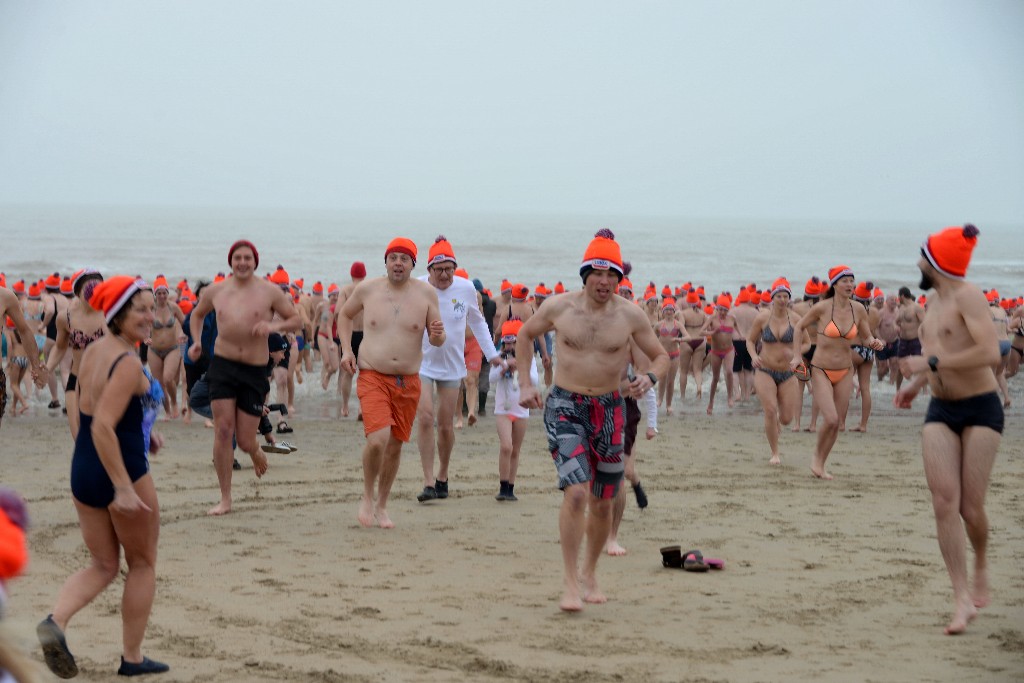 ../Images/Nieuwjaarsduik Noordwijk 2020 070.jpg